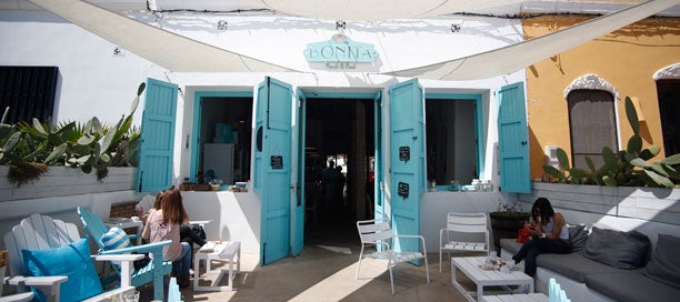 La más bonita de Valencia tiene una terraza fantástica en la playa de la Patacona. Relájate con su decoración mediterránea.