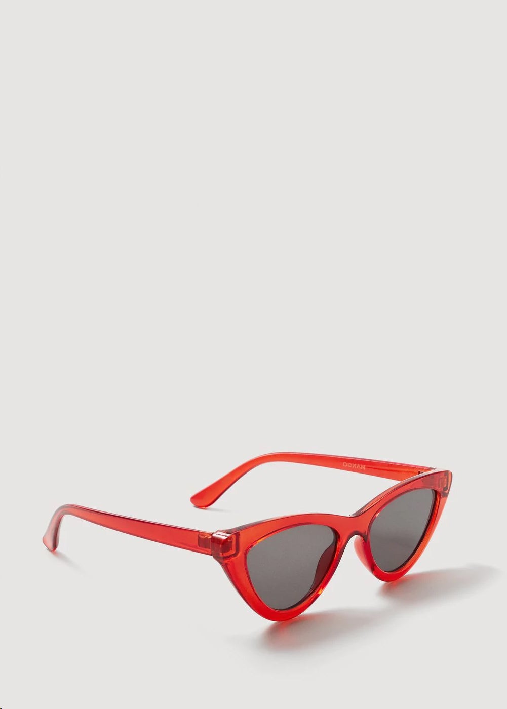 La versión de Mango de las gafas 'cat eye' rojas (15.99 euros).