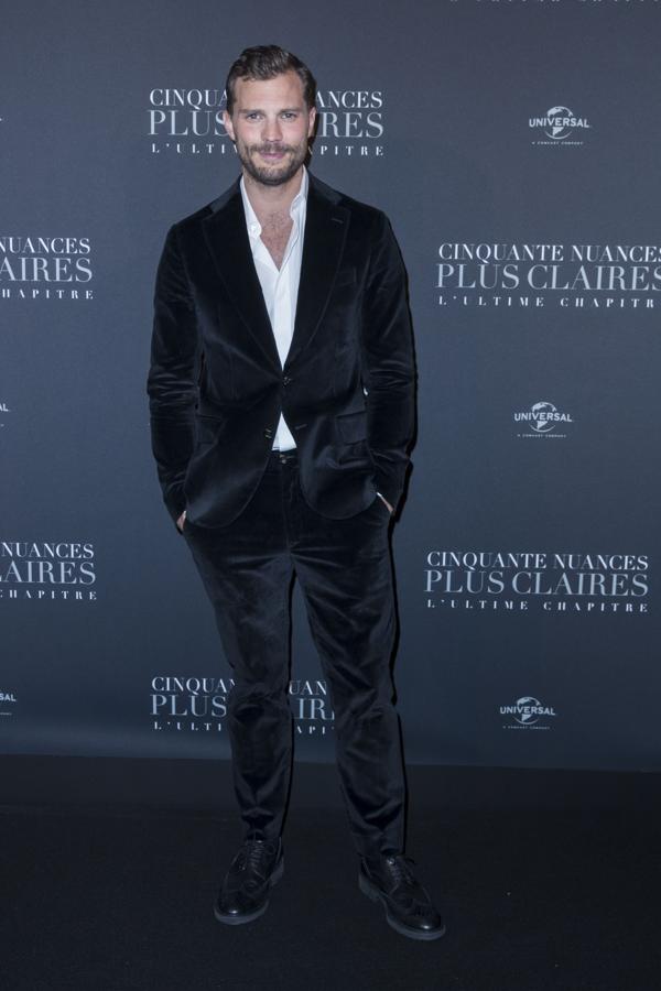 Aunque para la mayoría de las mujeres este sea Christian Grey, en realidad es un guapísimo esposo y padre de familia. Tiene tres hijos junto a su mujer, Amelia Warner, con la que acude a casi todas las alfombras rojas. Confiesa que es muy familiar y que “hacer a mis hijas felices es algo por lo que mi mujer y yo trabajamos cada día”, confesaba hace unos meses a The Times. Bravo por Jamie.