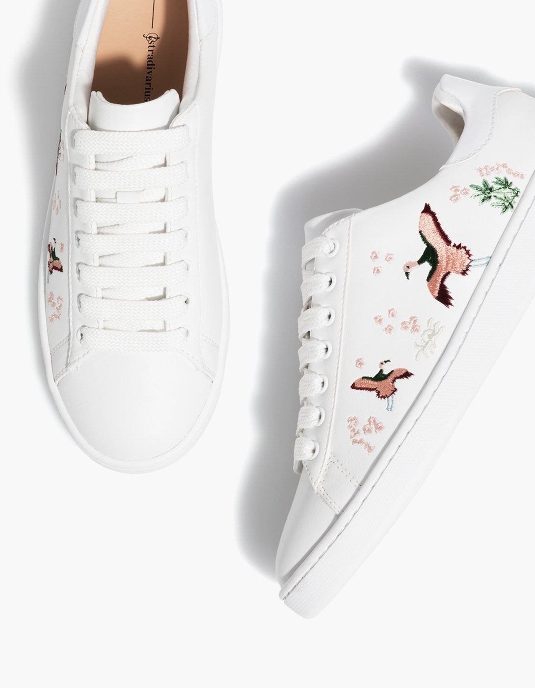 Con bordados en tonos 'soft', de Stradivarius (15.99 euros).