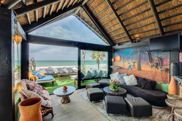 En Chipiona, Cádiz, encontramos la espectacular terraza del Ajedrez Beach Club, perfecta para pasar una tarde lo más chill out a pie de playa.