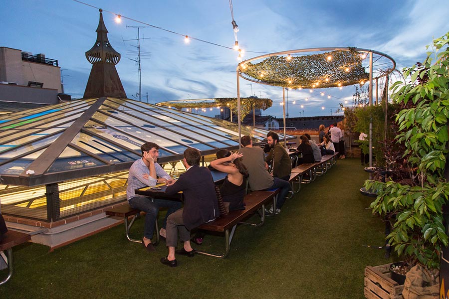 En el corazón de Malasaña (Madrid), nos encontramos con esta maravillosa terraza de césped artificial en donde podrás disfrutar de una buena copa o una buena cenita con sus deliciosos platos.