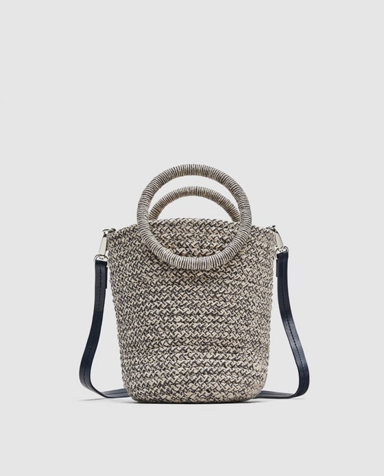 Cesta en azul y crudo con asa larga de Zara: Precio: 22,95 euros.