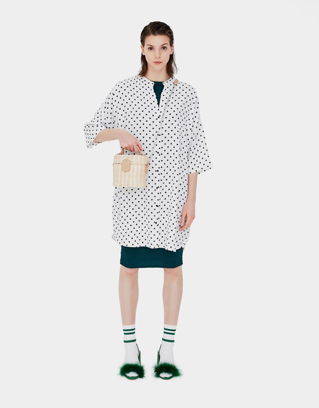 Cesta con cierre tipo tapa y asa larga de Pull & Bear. Precio: 19,99 euros.