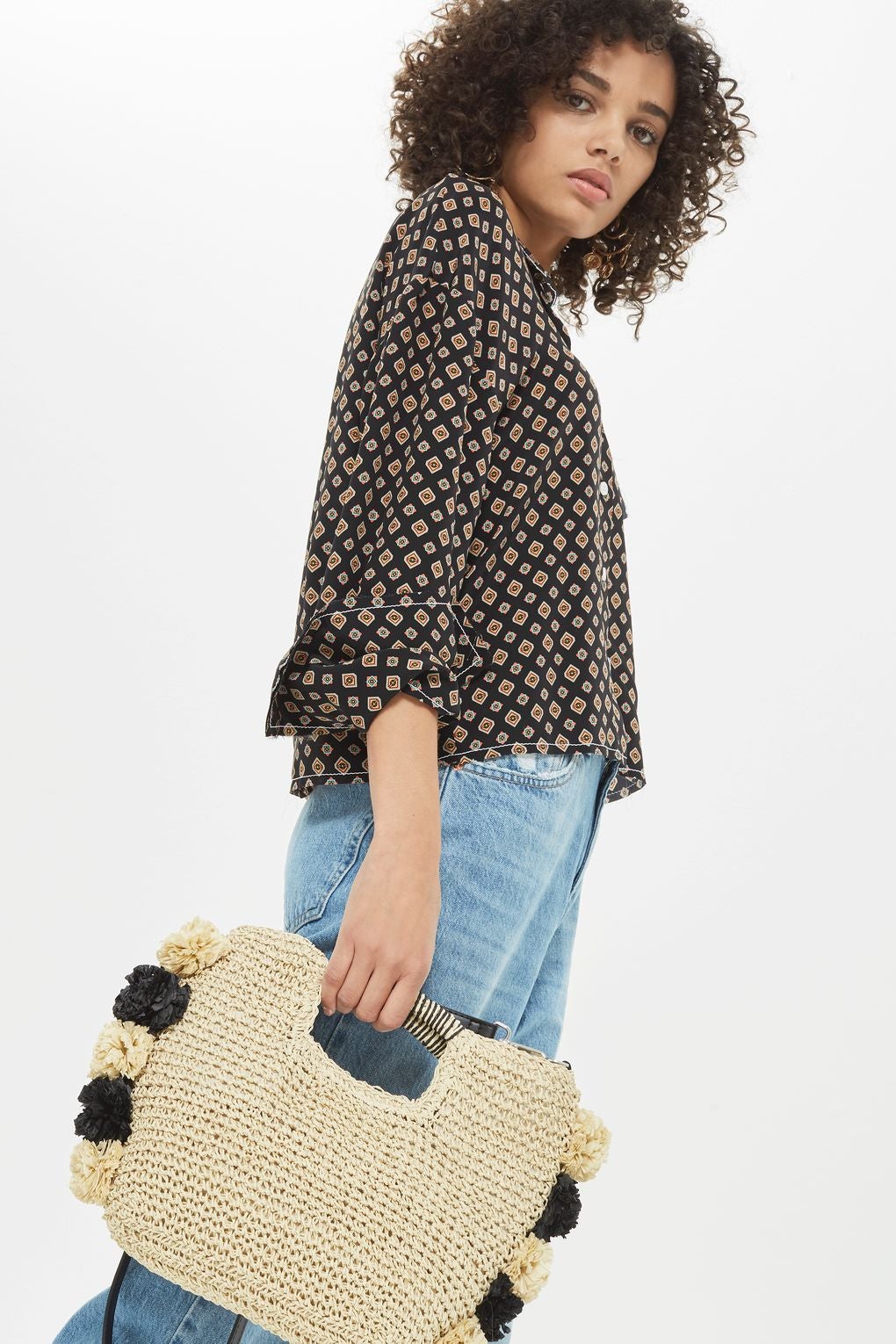 Cesta con pompones bicolor de Topshop. Precio: 29 euros.