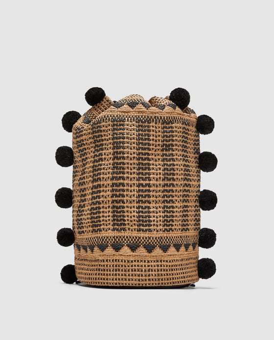 Mochila con borlas negras de Zara. Precio: 29,95 euros.