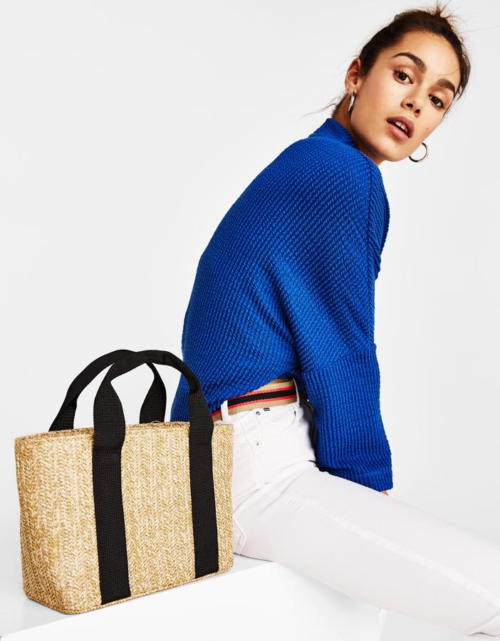 Cesta con asas en negro de Bershka. Precio: 17,99 euros.