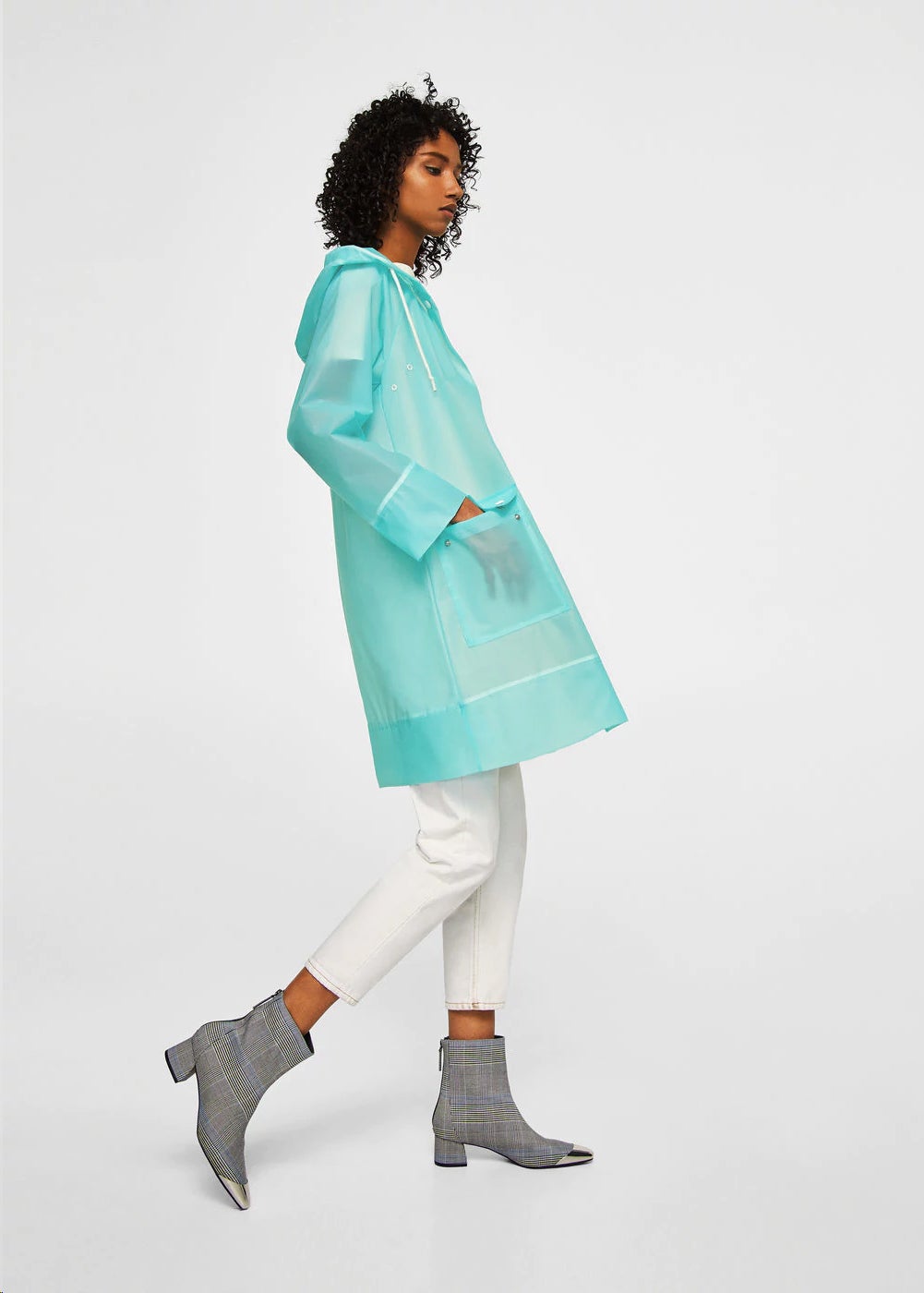 No, no es el chubasquero transparente azul de Calvin Klein que has visto más arriba: es la versión barata de Mango (69.99 euros).