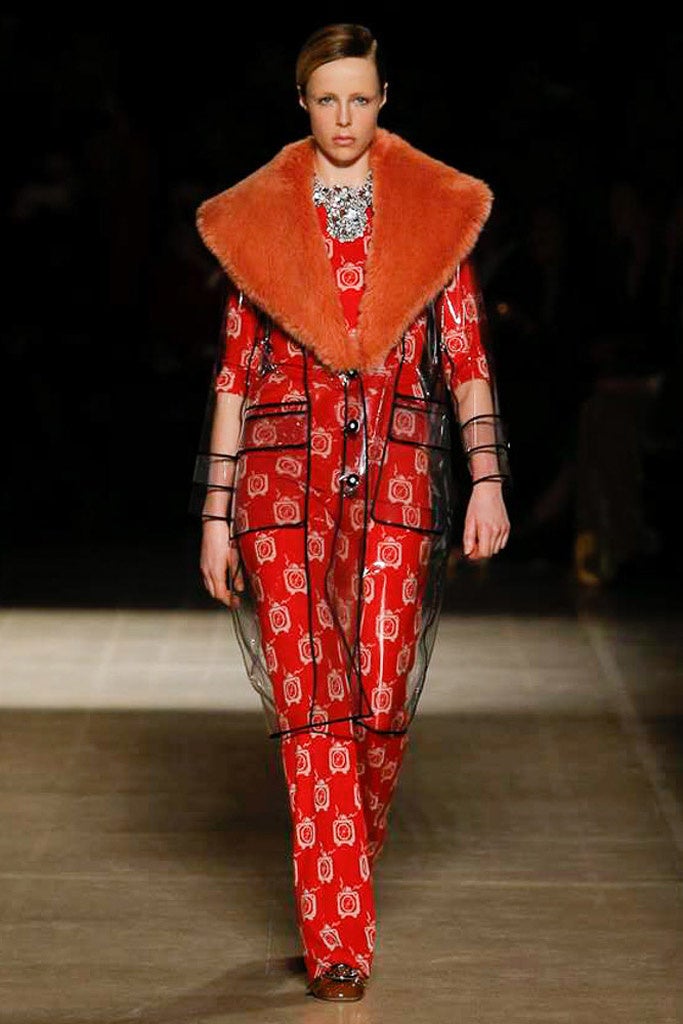 La versión 'deluxe' del chubasquero transparente la encontramos en Miu Miu, que lo remata con ribetes en contraste y un impresionante cuello de pelo.
