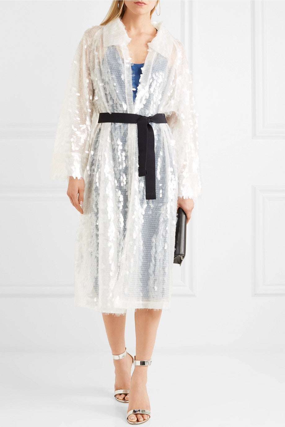 Normal Kamali nos deja una de las versiones más sofisticadas del chubasquero transparente: este modelo con lentejuelas bordadas (590 euros en Net-a-Porter).