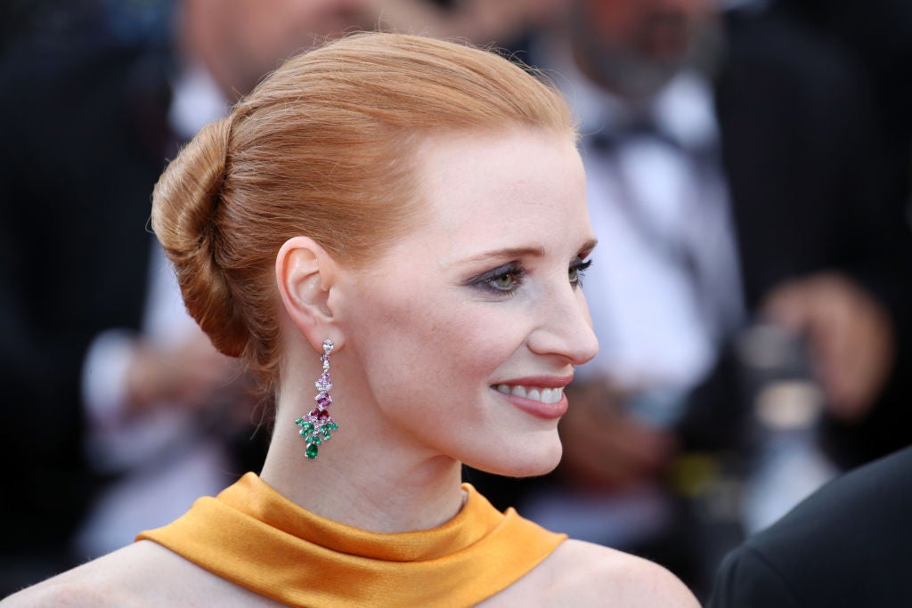 Si tu look de invitada es clásico, inspírate en el recogido de Jessica Chastain. Es el moño italiano. Si no puedes ir a la peluquería, aquí tienes un  tutorial  de la make up artist y bloguera de mujerhoy.com Pilar Lucas.