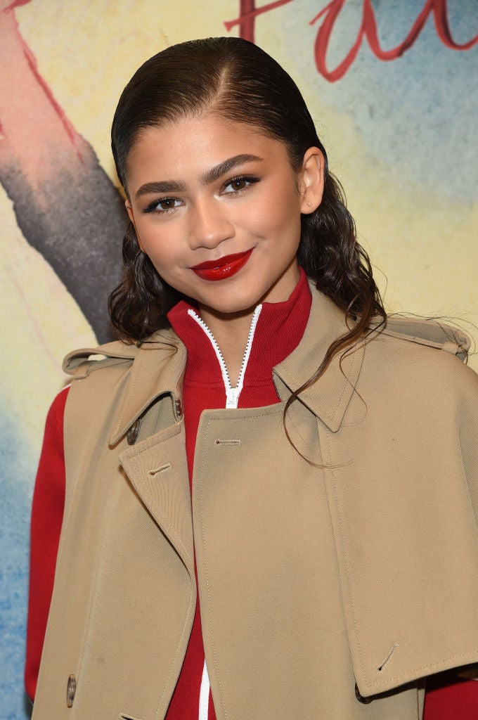 El efecto mojado o 'wet' es una buena opción para las bodas de noche, ya que aportará a tu look sofisticación. Zendaya lució el efecto 'wet' en su melena suelta que, además, rizó de medios a puntas. Un peinado original que puedes copiar para tus próximas bodas.