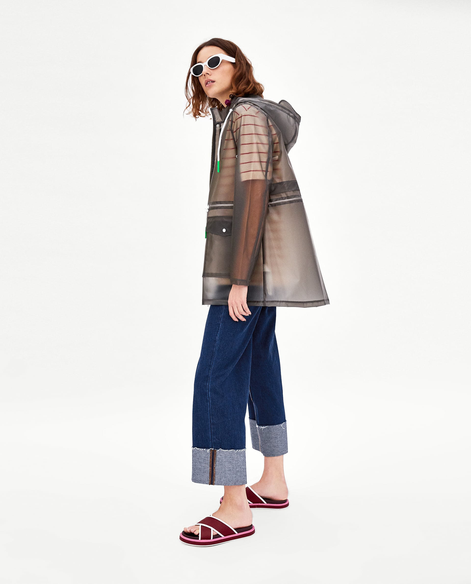 La versión en negro del chubasquero transparente de Zara (29.95 euros).