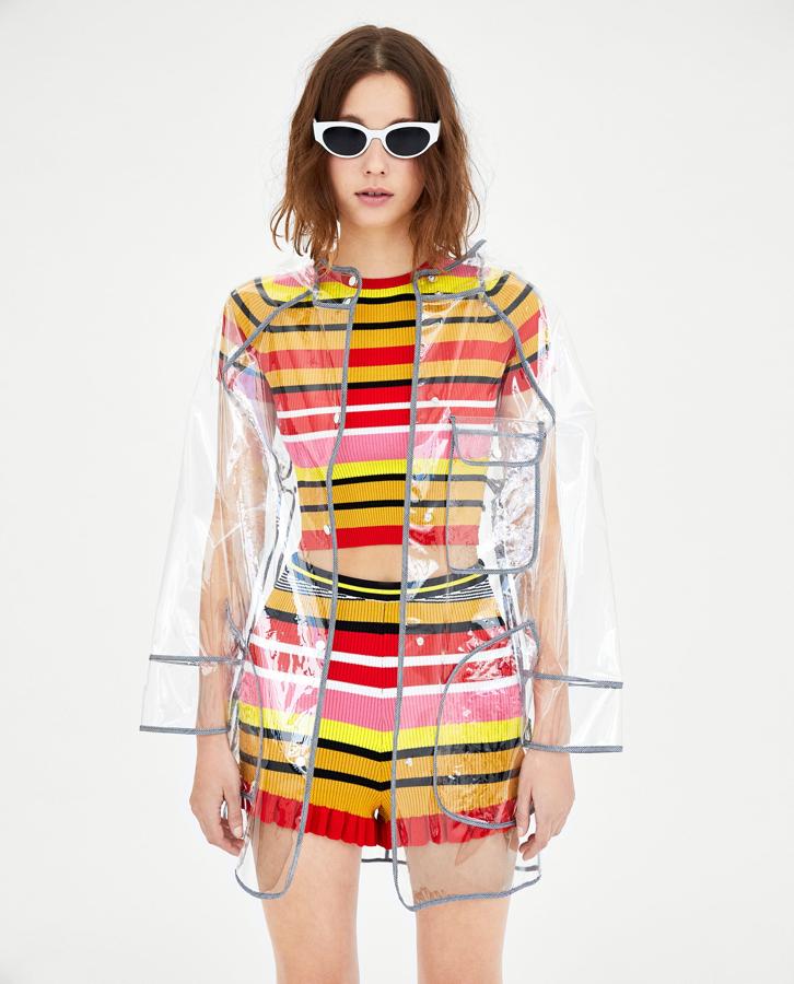 Transparente y con ribetes en contraste, de Zara (29.95 euros).