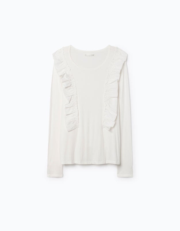Una camiseta blanca nunca está demás. Ésta es de Lefties, con volantes, cuesta 2,40 euros y su precio inicial era de 8 euros.