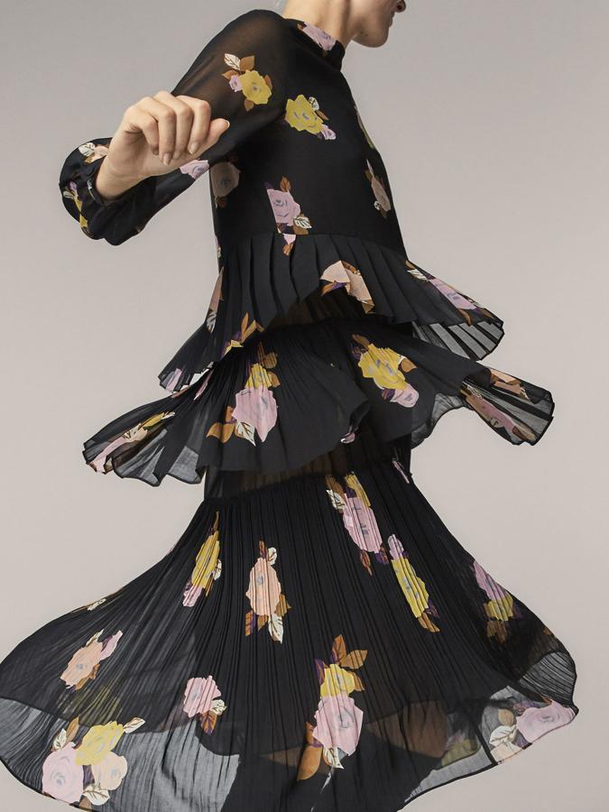 Si tienes boda esta primavera o en otoño, en Massimo Dutti looks de invitada perfecta, com o este vestido estampado que cuesta 69,95 euros y antes, 99,95 euros.