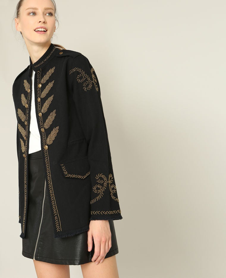 Chaqueta con bordados dorados de Pimkie, rebajada de 29,99 euros a 20,99 euros.