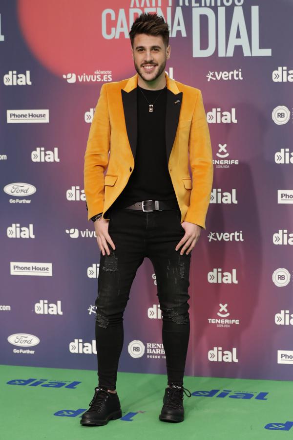 Antonio José ha desafiado a la mala suerte en la alfombra verde con una original chaqueta de terciopelo mostaza.