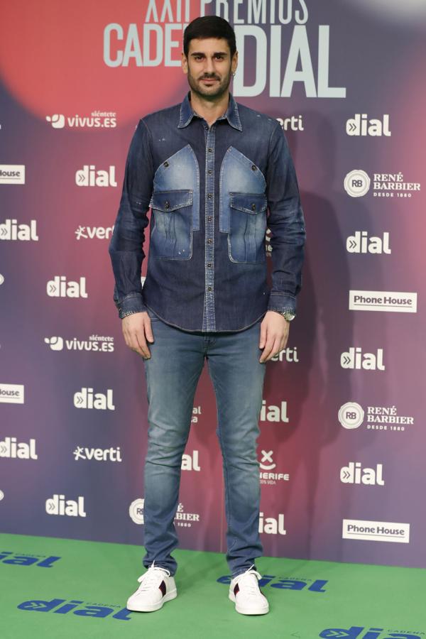 Melendi ha apostado por un desenfadado look 'total denim'.