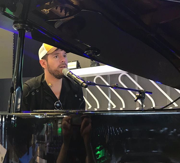 Pablo López ha estado de plena actualidad en las últimas semanas por la ruptura sentimental con su novia. Sin embargo, nosotras lo que queremos escuchar es cantando 'El Patio' en el escenario de los Premios Cadena Dial.