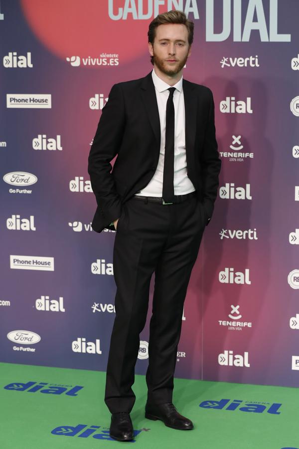 El actor Pablo Rivero, muy elegante con traje negro combinado con corbata estrecha.