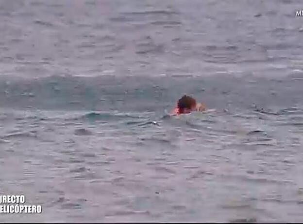 Sergio Caravajal nadando hacia la orilla.
