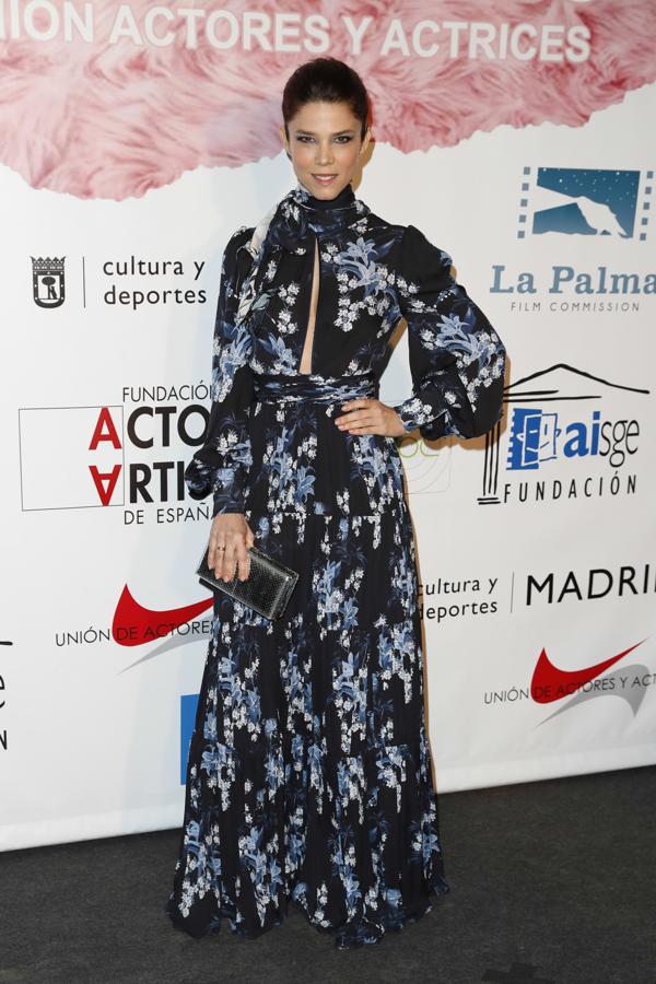 Juana Acosta estaba espectacular  en los Premios de la Unión de Actores y Actrices  con este vestido con estampado floral en tonos azules y escote que combinó con un clutch rígido.