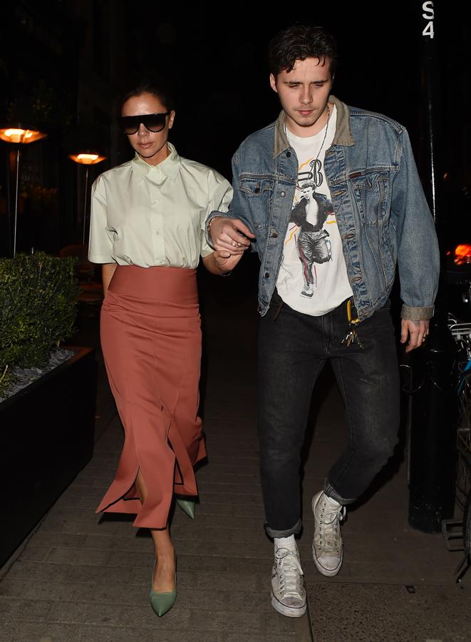 Victoria Beckham nos inspira, otra vez, con su elegancia para combinar faldas midi y blusas blancas. Queremos su armario.