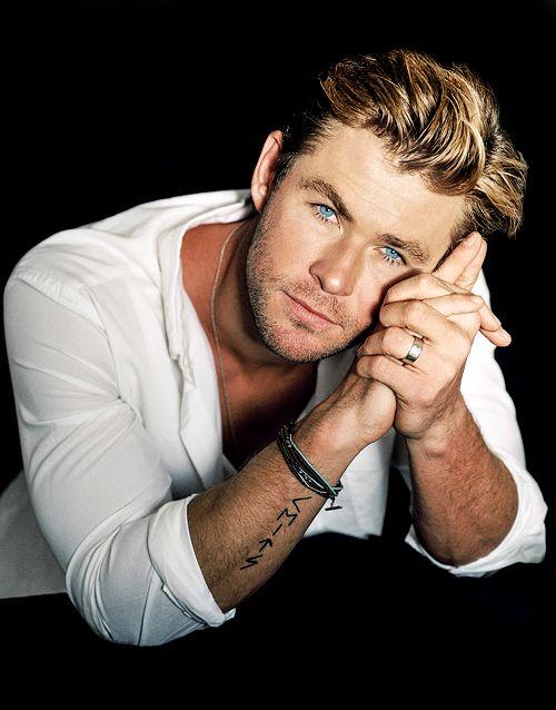 Aunque no conseguimos descifrar la palabra que Chris Hemsworth tiene tatuada, nos gusta porque es discreto.