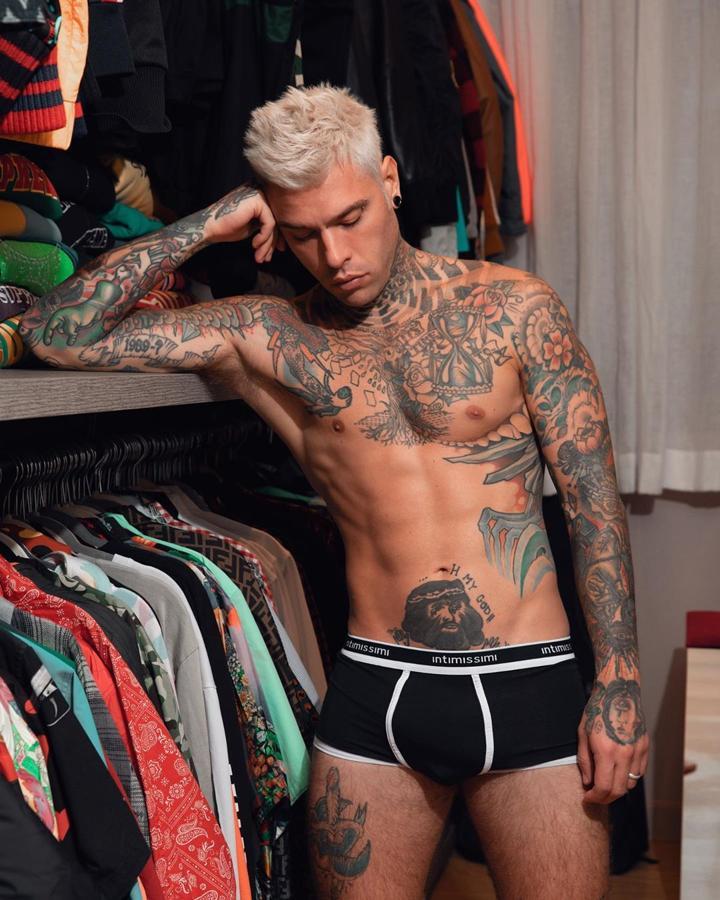 Fedez,que cumple dos años como padre del pequeño Leo, tiene el cuerpo repleto de llamativos tatuajes. El marido de Chiara Ferragni es uno de los papás más adictos a la tinta.