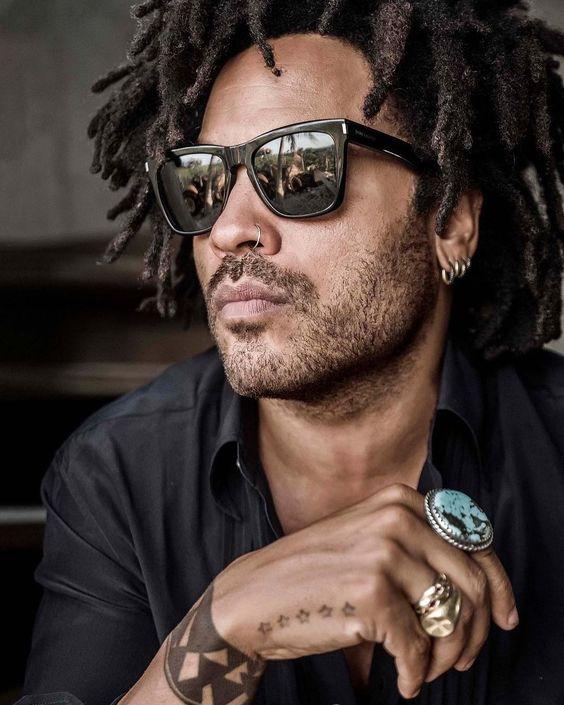 Lenny Kravitz, que por su tono de piel le quedan especialmente bien los tatuajes...
