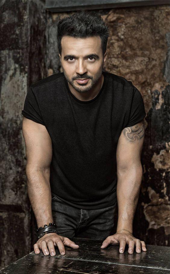 El cantante Luis fonsi nos deja apreciar un poquito de un tatuaje en el hombro y brazo derecho. ¿Qué será?