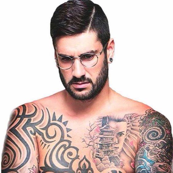 Brazos, torso... Melendi fue uno de los primeros cantantes españoles en mostrar su cuerpo tatuado.