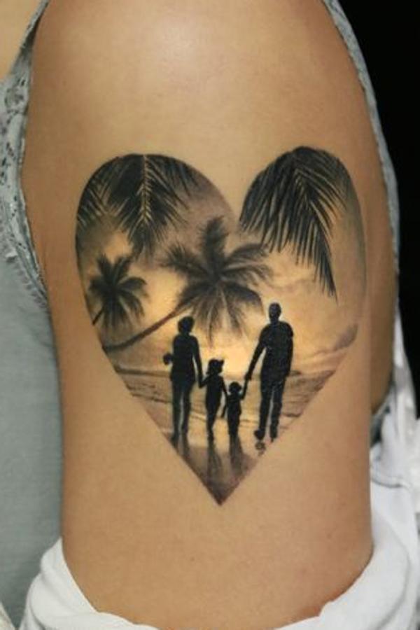 Unos padres con sus hijos de la mano.