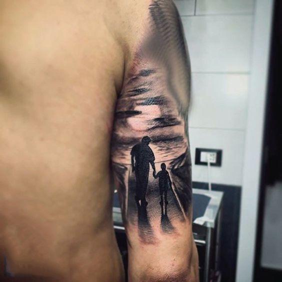Otro tatuaje de un adulto y un niño agarrados de la mano.