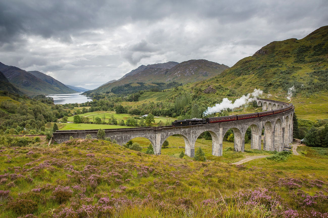 Durante las 5,30 horas del trayecto podrás disfrutar de la salvaje costa occidental escocesa y ver algunos parajes solo accesibles en tren. Montañas escarpadas, páramos de brezo y los bosques impenetrables del parque Loch Lomond marcan un paisaje en el que destaca el monte Nevis, el más alto de Escocia, y el viaducto de Glenfinnan, recreado en Harry Potter. Y el agua no falta en el trayecto: en los lagos Shield, Eit y Ailort; en numerosas cascadas, y en las playas de Morar.
