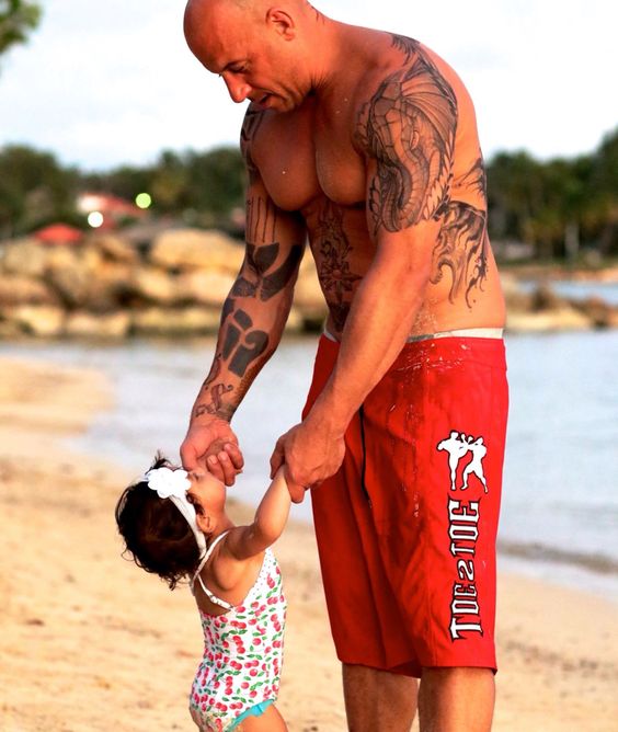 Vin Diesel, jugando con su hija en la playa.