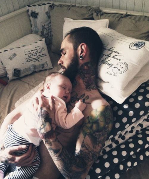 ¿Hay algo que produzca más ternura que ver a un papá y un bebé durmiendo juntos?