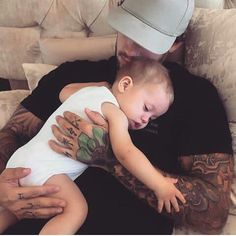 ¿Hay algo que produzca más ternura que ver a un papá y un bebé durmiendo juntos?