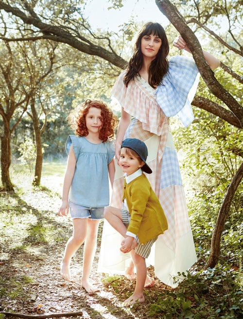 El vestido de cuadros es de Loewe. La niña viste blusa y short de Primark. El niño,chaqueta de Nicoli; camisa de Mayoral; bermudas, de Gocco; y gorra de Primark.