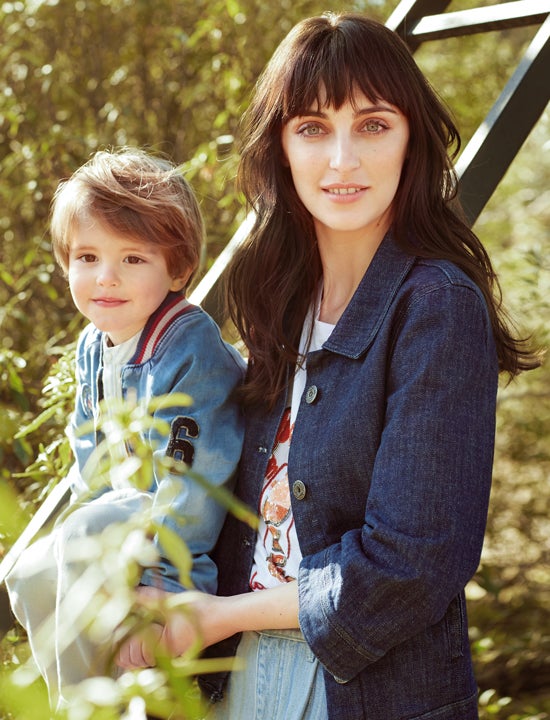 La modelo lleva camiseta de Javier Simorra con pantalón vaquero de Chanel y chaqueta de Trucco. El niño, bomber y pantalón de Mayoral y camisa de Nicoli.