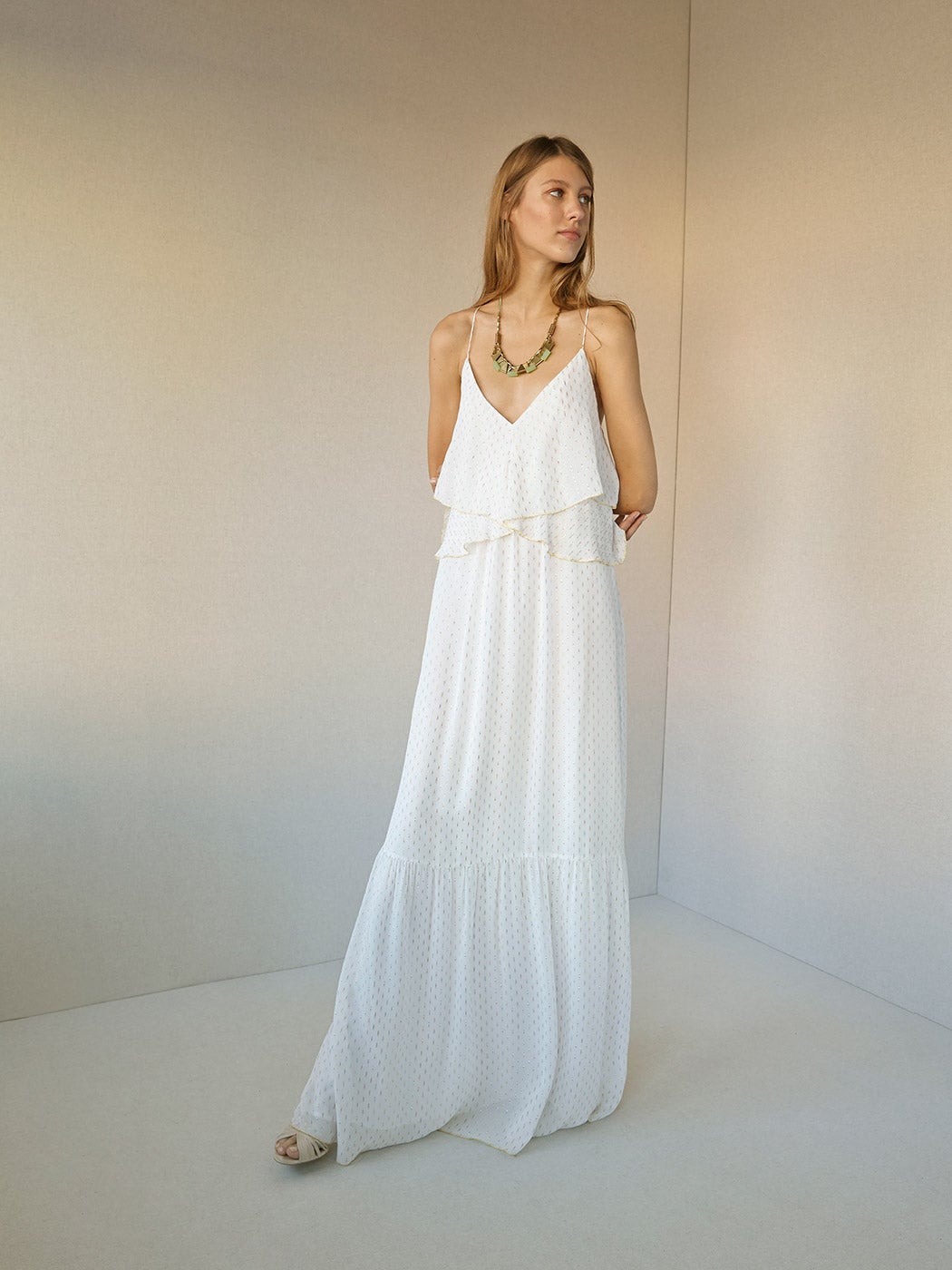 Intropia también entra en el juego de las novias lenceras con este maravilloso 'slip dress' con detalles dorados. Cuesta 298 euros y es un sueño hecho realidad.