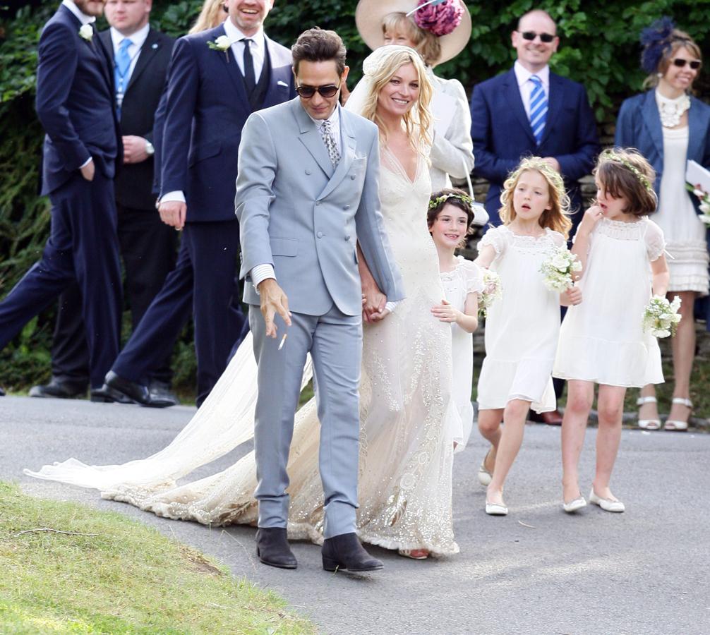 Kate Moss ha sido la invitada más elegante en el enlace de Alessandra de Osma y Christian de Hannover, pero no podemos olvidar el impresionante 'slip dress' que Galiano le diseñó en exclusiva para su boda.