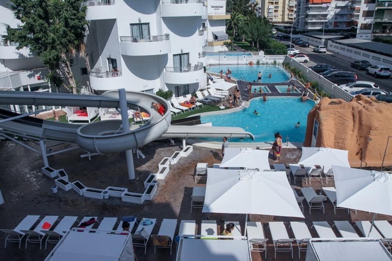 El Villa Luz Family Gourmet & All Exclusive Hotel, en Gandia, es un hotel de 4 estrellas con 175 habitaciones decoradas con reproducciones de cerca de 400 obras del pintor Joaquín Sorolla. Es un hotel con colores vivos, puros, donde destacan los blancos y azules, situado a pocos metros de la playa, a orillas del Mediterráneo. Con solarium, terrazas, jardín, dos piscinas, jacuzzi exterior. Rifi Club para niños y zonas infantiles equipadas con juguetes. Conun amplio programa de animación. Menús dietéticos, vegetarianos y celíacos. Más información en  www.hotelmagicvillaluz.com .