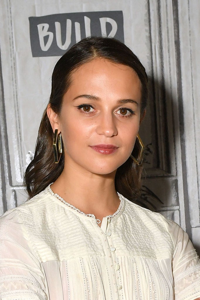 Las famosas nos han demostrado, tanto en los  Oscar  como en los  Goya , que el pelo suelto se lleva mucho. Y Alicia Vikander lo ratifica con este peinado: suelto, con raya a un lado, pulido en las raíces y recogido con horquillas (los accesorios de pelo son otra de las tendencias de la temporada).
