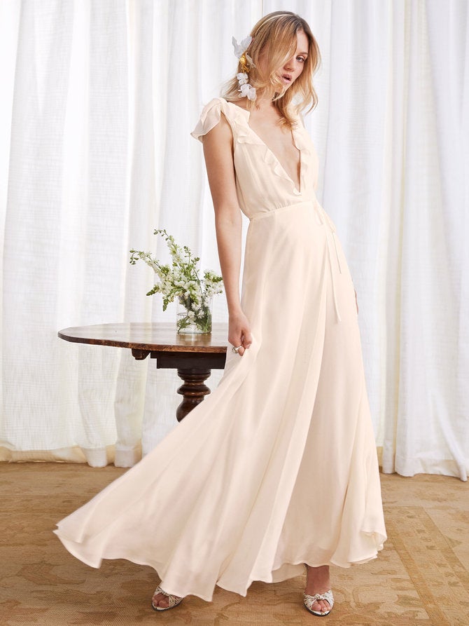 En Reformation encontramos este escotadísimo diseño lencero de novia, perfecto para las más atrevidas.