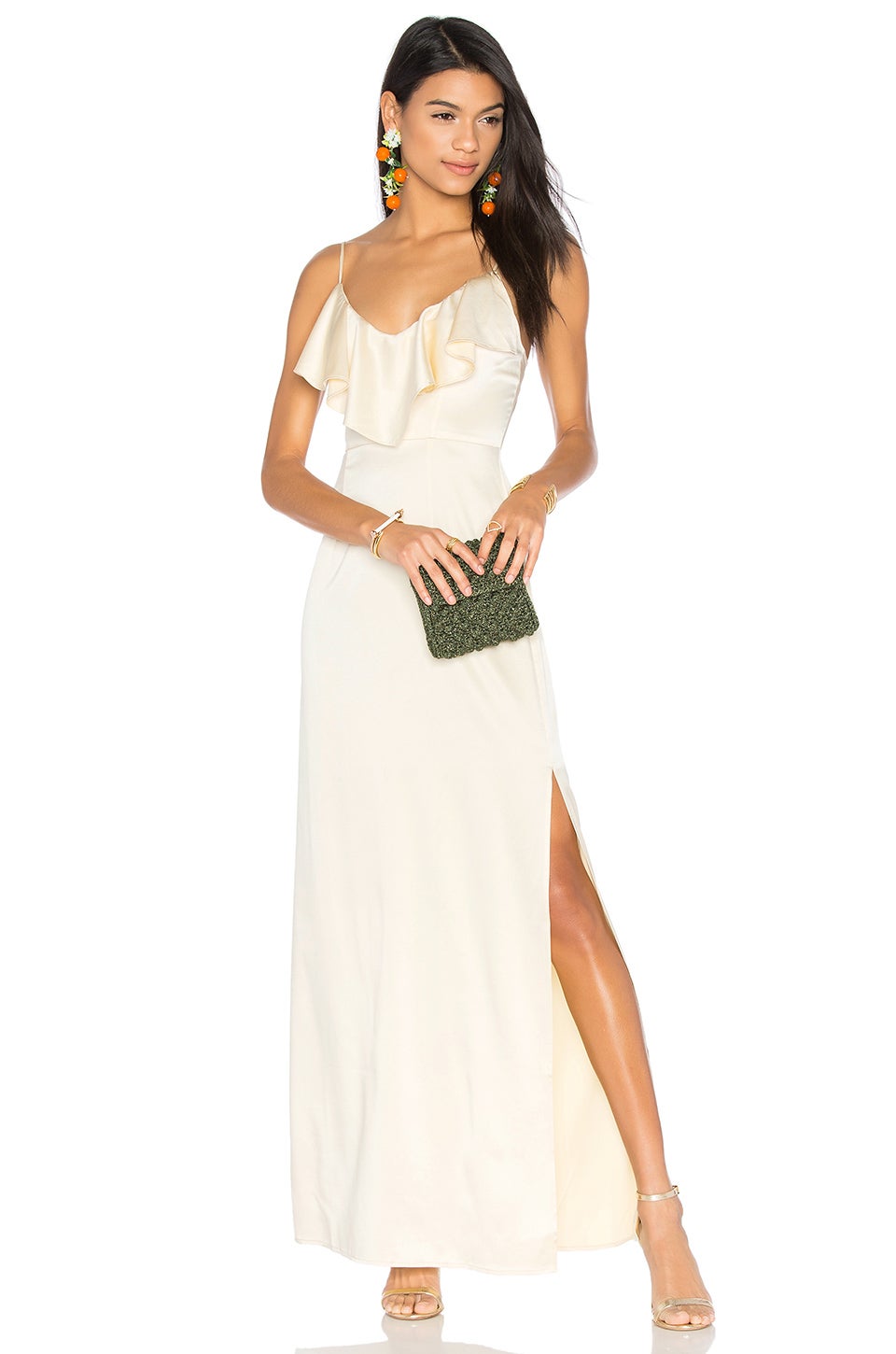 Revolve apuesta por el menos es más con este diseño lencero minimalista con escote en uve y abertura en la falda (120 euros).