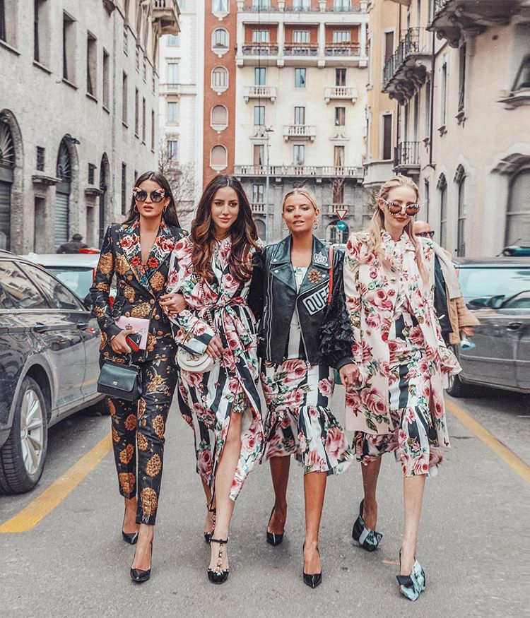 El estampado floral es a la primavera lo mismo que el cámel al invierno, un imprescindible. Déjate seducir por los trajes masculinos, vestidos camiseros y faldas midi con estampados y bordados con flores