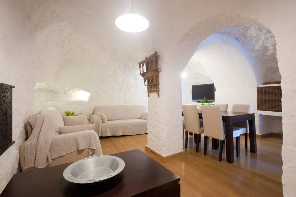 Alójate en una preciosa casa-cueva en Sacromonte, Granada. Una experiencia que nunca olvidarás. Puedes encontrar la casa a través de Airbnb, pero existen también hoteles y otros alojamientos con las mismas características.