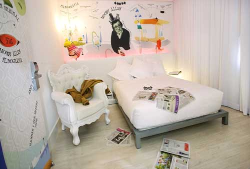 Situado en el madrileño barrio de Salamanca encontramos el hotel Dormirdcine. Cada habitación está decorada por un ilustrador distinto basada en sus gustos cinematográficos. Si eres amante del cine no te lo puedes perder, puedes alojarte a partir de 60 euros la noche.